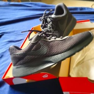 Nike Women's TanJun 8 1/2 all black